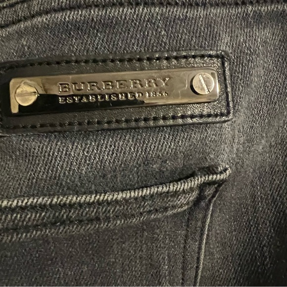 💎EUC BURBERRY WOMEN’S JEANS DARKER GRAY SIZE 6. MIDRISE BOOT CUT 14 inch waist. - Picture 4 of 8
